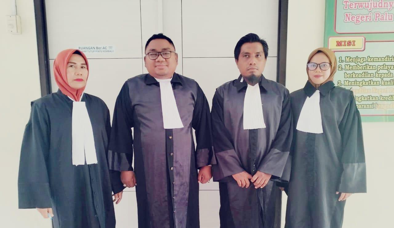 Tim-kuasa-hukum-keluarga-almarhum-Hijrah-berfoto-usai-mengikuti-persidangan-PN-Pasangkayu.jpg