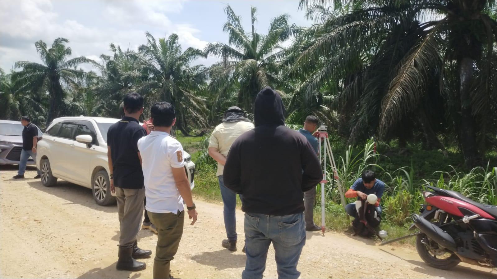 Tim-melakukan-pengecekan-lokasi-di-area-perkebunan-kelapa-sawit-yang-diduga-berada-di-luar-HGU.jpg