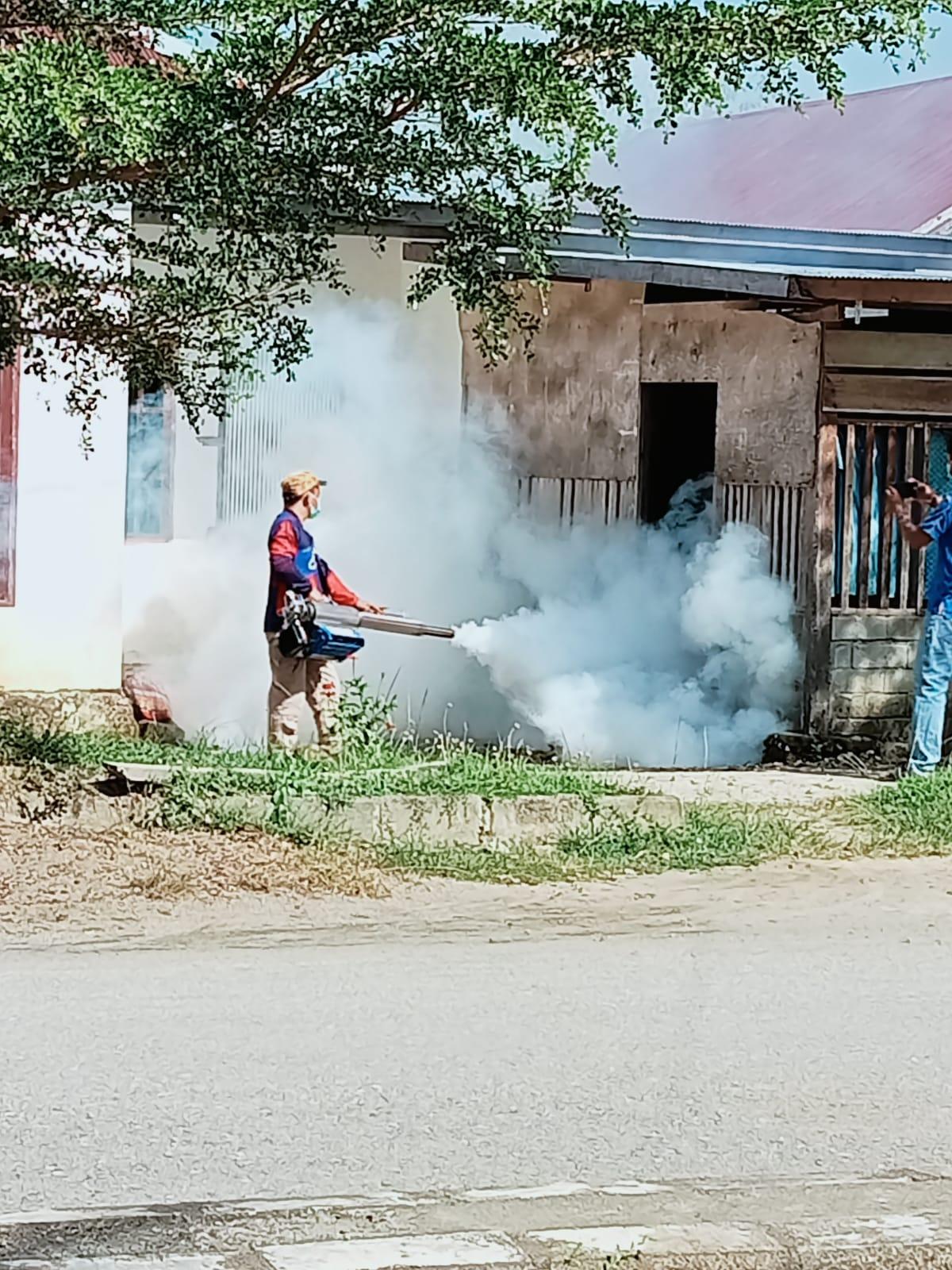 Tim-penyemprot-Fogging-Dinkes-Pasangkayu-saat-bertugas-di-Jalan-Moh-Hatta-Pasangkayu.jpg