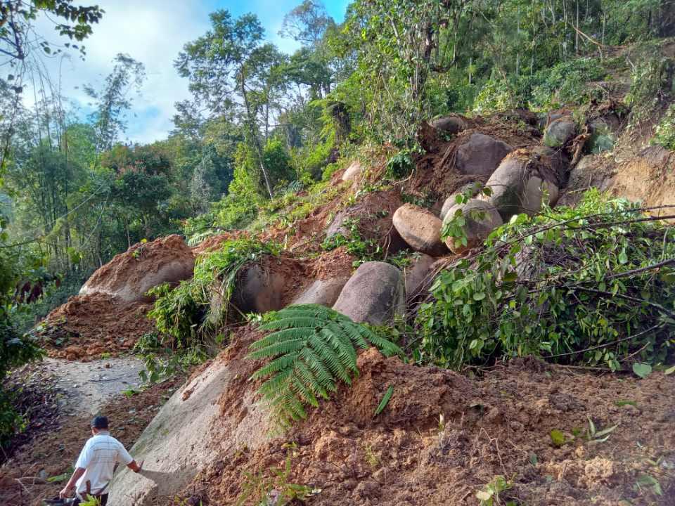 Titik-longsor-di-poros-Mambi-Bambang-tepatnya-di-Dusun-Peba-Kecamatan-Bambang-Kabupaten-Mamasa.jpg