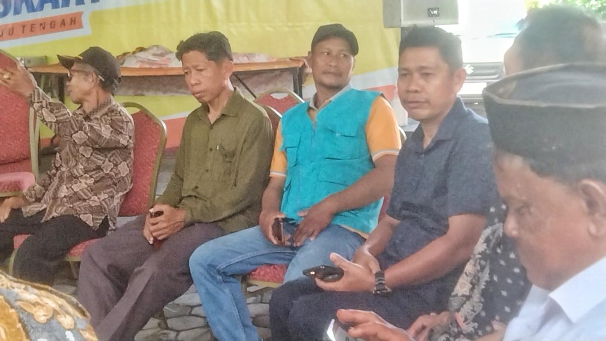 Tokoh-Masyarakat-memadati-kediaman-Calon-Bupati-Mateng-Arsal-Aras-di-Jalan-Poros-Topoyo.jpg