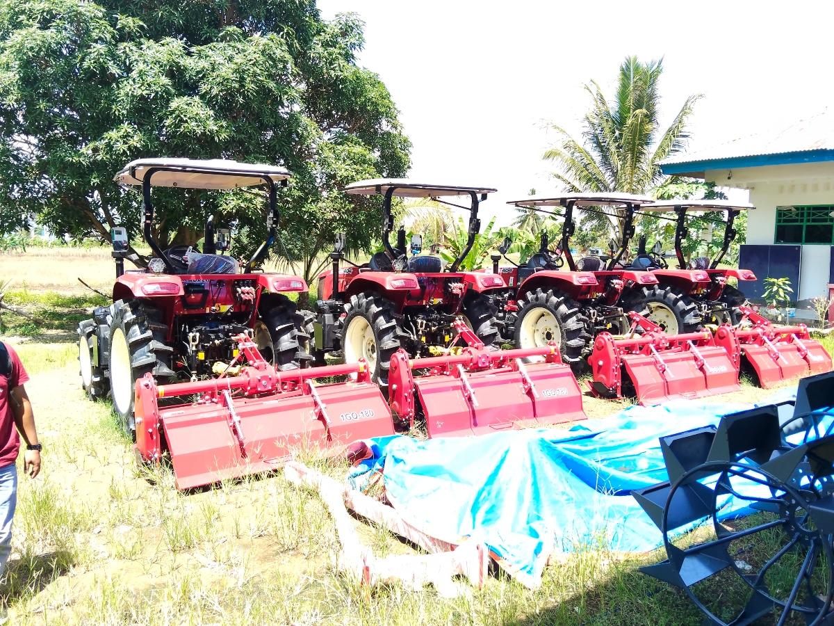Traktor-di-halaman-Kantor-Dinas-Ketapang-dan-Pertanian-Kabupaten-Mamuju-Tengah.jpg