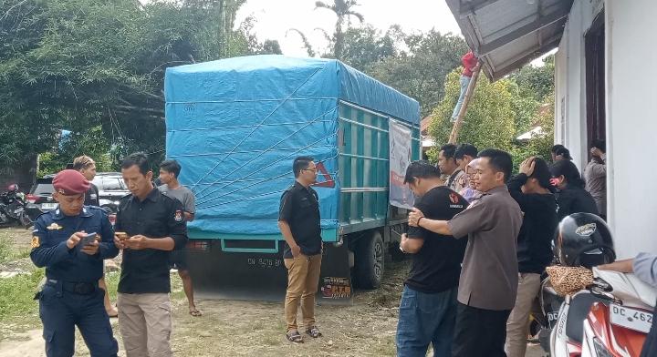 Truk-pengangkut-surat-suara-Pemilu-2024-saat-tiba-di-kantor-KPU-Kabupaten-Mamasa.jpg