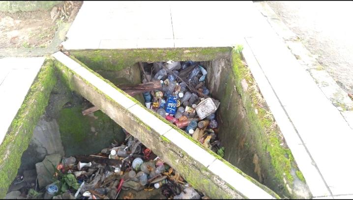 Tumpukan-sampah-dalam-selokan-depan-lapangan-Merdeka-Jl-Andi-Depu-Pasangkayu-Sulawesi-BaratSulbar.jpg