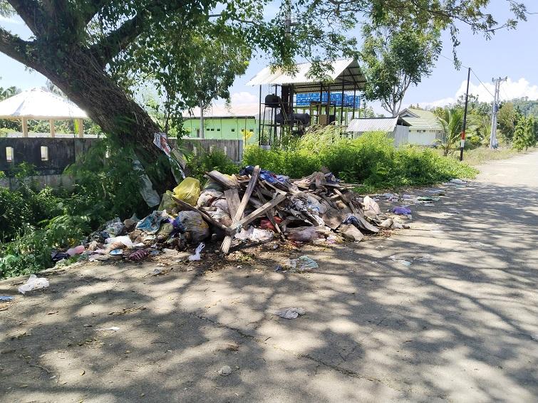 Warga Ngeluh, Sampah di KTM Topoyo Mamuju Tengah Akhirnya Diangkut
