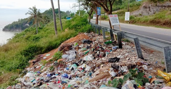 Tumpukan-sampah-di-pinggir-jalan-di-Kelurahan-Rangas-Kecam.jpg