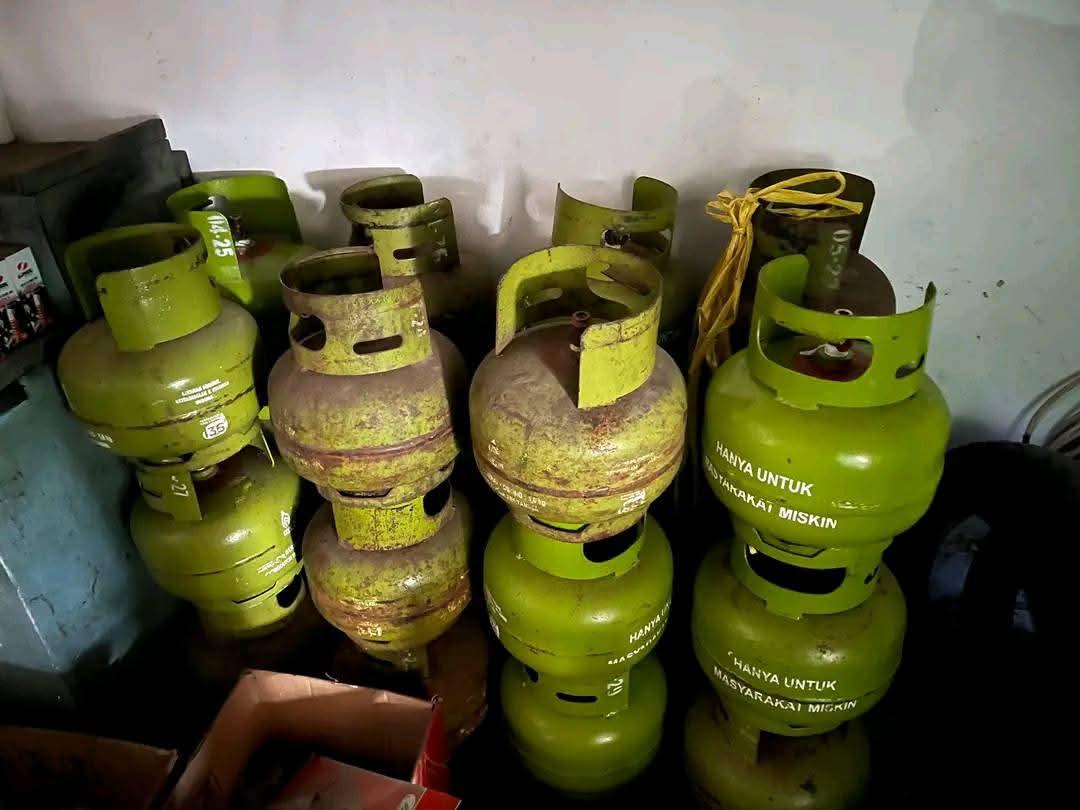 Tumpukan-tabung-elpiji-3-kilogram-di-kios-Desa-Tobadak-Kecamatan-Tobadak-Kabupaten-Mamuju-Tengah.jpg
