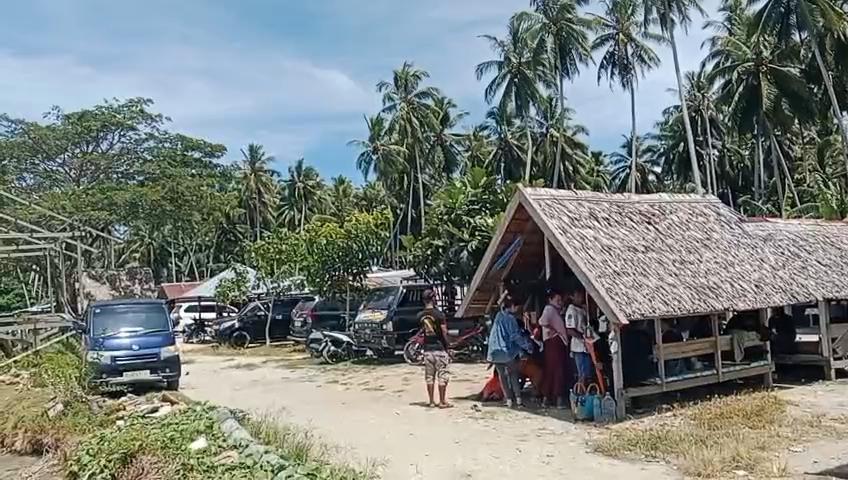 Umat-hindu-padati-wisata-Pantai-Lamba-lamba-Kecamatan-Pangale-Kabupaten-Mamuju-Tengah.jpg