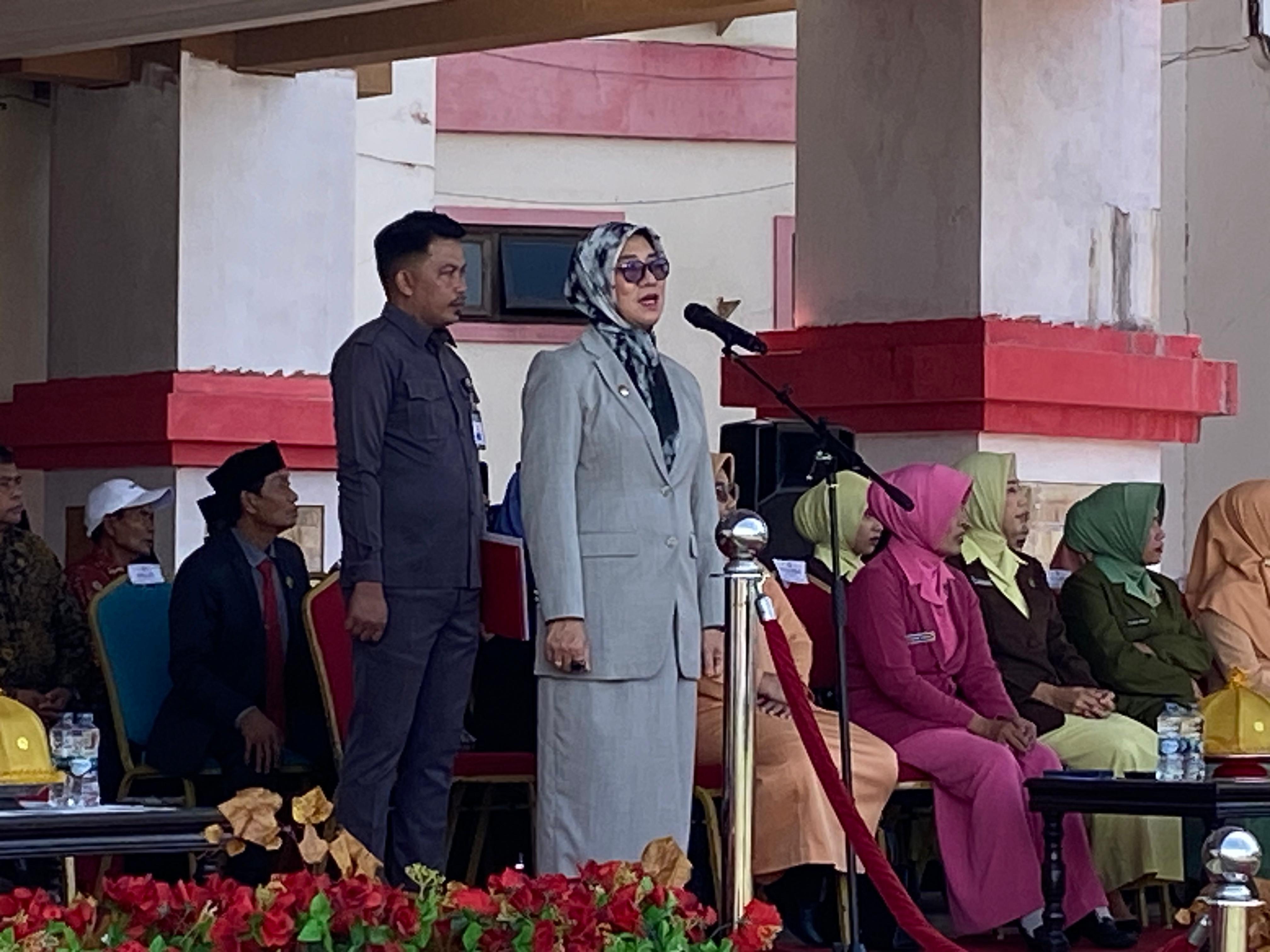 Wakil-Bupati-Pasangkayu-Herny-Agus-saat-memimpin-upacara-peringatan-Hari-Guru-Nasional.jpg