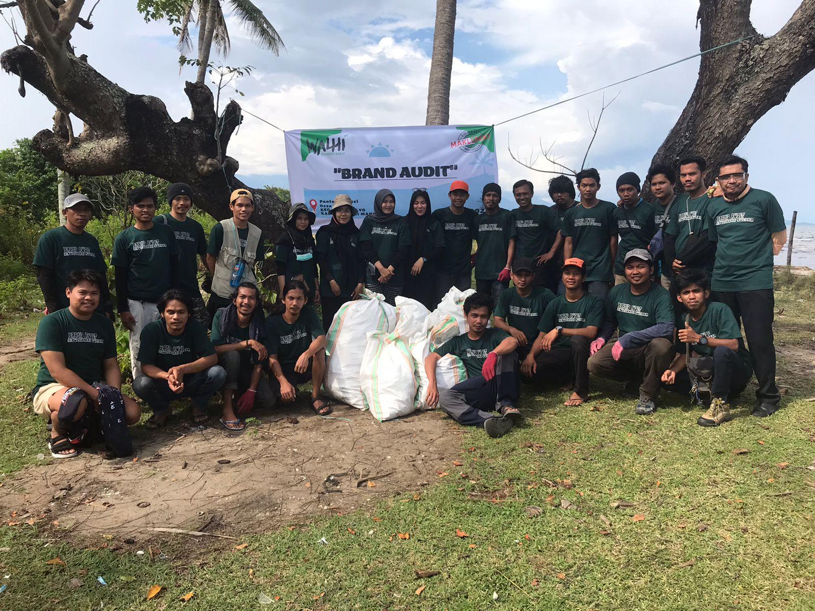 Walhi-Sulbar-melakukan-Brand-Audit-di-Pantai-Garassi.jpg