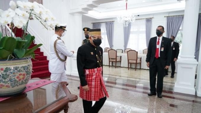 Wapres-Maruf-Amin-kenakan-pakaian-adat-pria-mandar.jpg