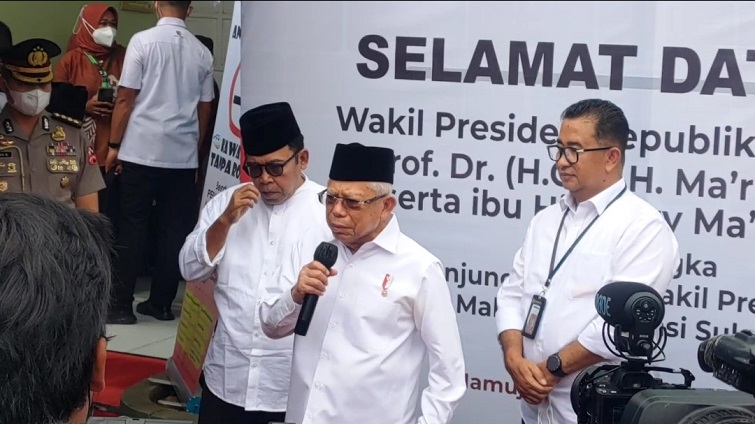 Wapres-RI-Maruf-Amin-tengah-didampingi-Pj-Gubernur-Sulbar.jpg