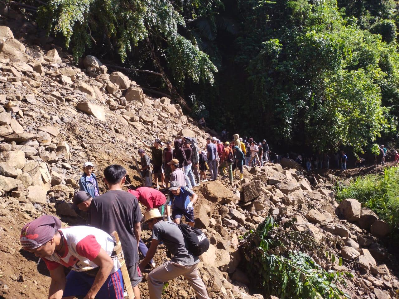Warga-Desa-Puppuring-Kecamatan-Alu-Kabupaten-Polman-bergotong-royong-membuka-akses-jalan.jpg