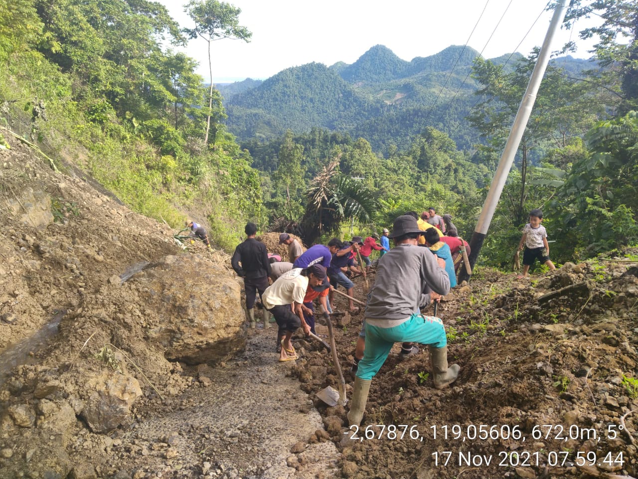 Warga-Marano-gotong-royong-evakuasi-material-longsor-Kamis-17112021.jpg