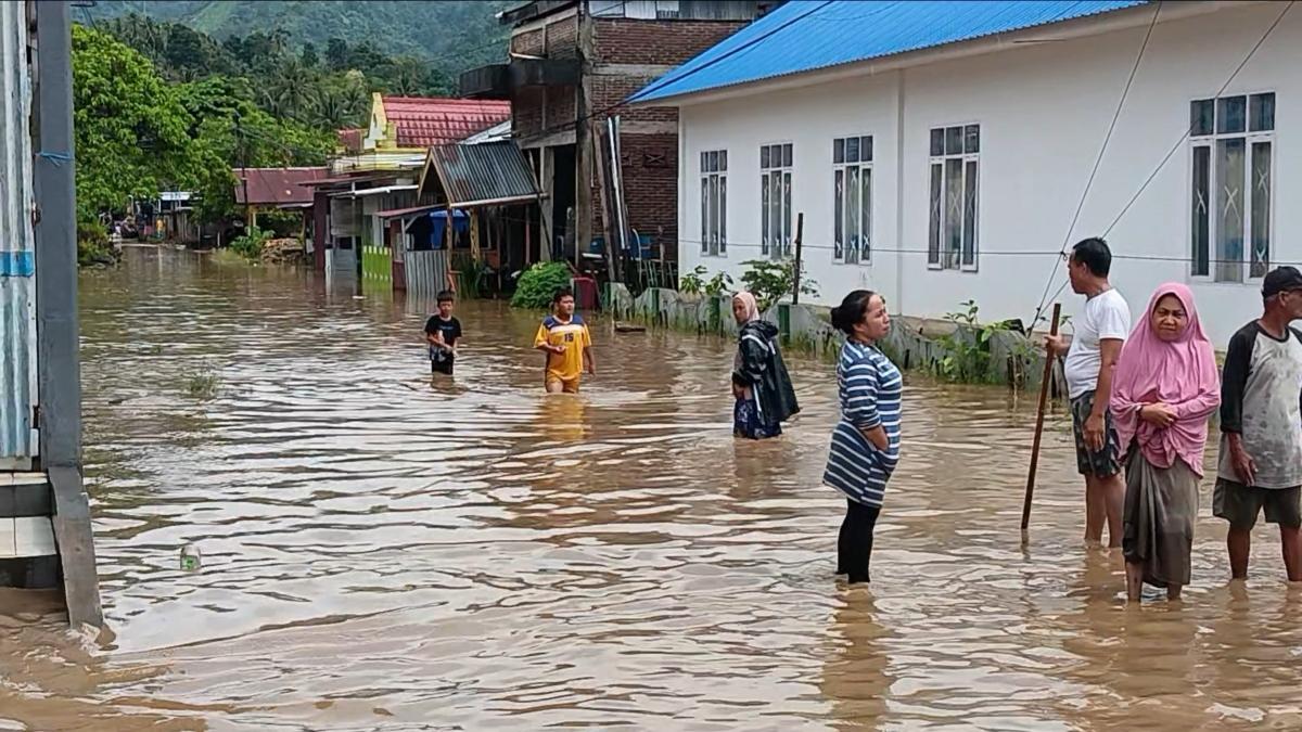 Warga-berjalan-saat-banjir-di-Kali-Mamuju-Jl-Ir-Juanda-Kecamatan-Mamunyu-Kabupaten-Mamuju.jpg