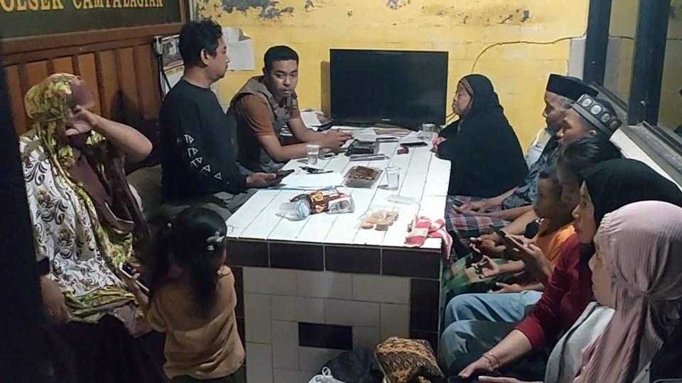 Warga-di-Dusun-Passairang-Campalagian-Kabupaten-Polman-Sulbar-dievakuasi-polisi.jpg