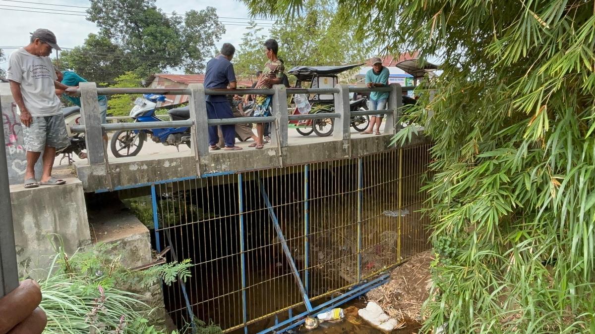 Warga-di-Kelurahan-Sulewatang-Polman-protes-jaring-di-kolom-jembatan.jpg