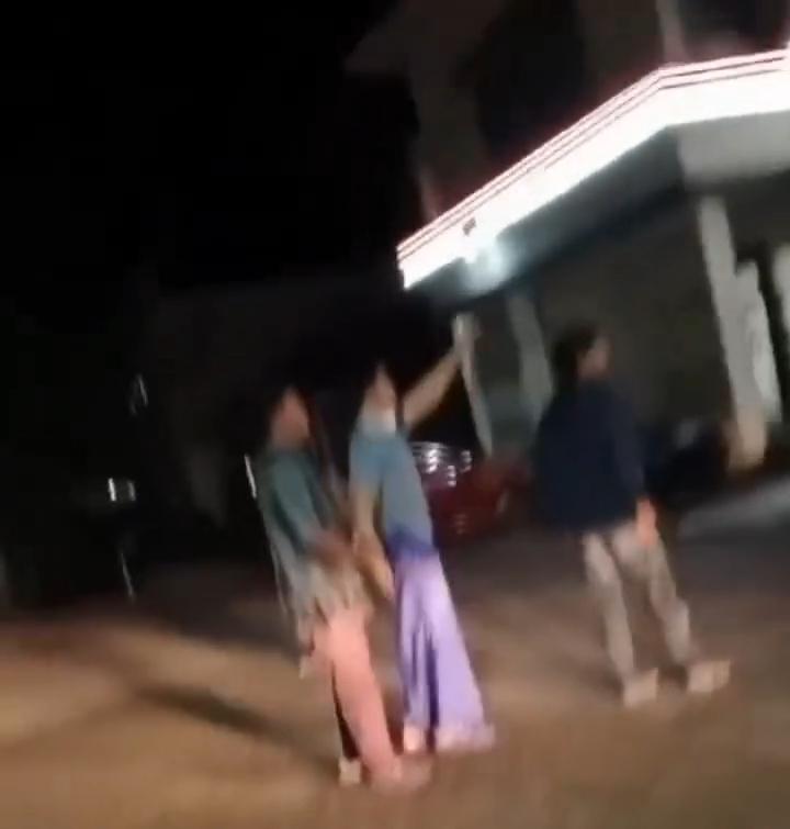 Warga-melerai-keributan-yang-terjadi-di-depan-pintu-masuk-RSUD-Hajja-Andi-Depu-Polman.jpg