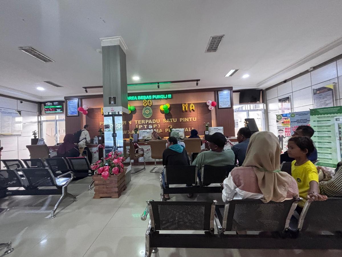 Warga-mengajukan-perkara-di-layanan-terpadu-satu-pintu-Kantor-Pengadilan-Agama-Polewali.jpg