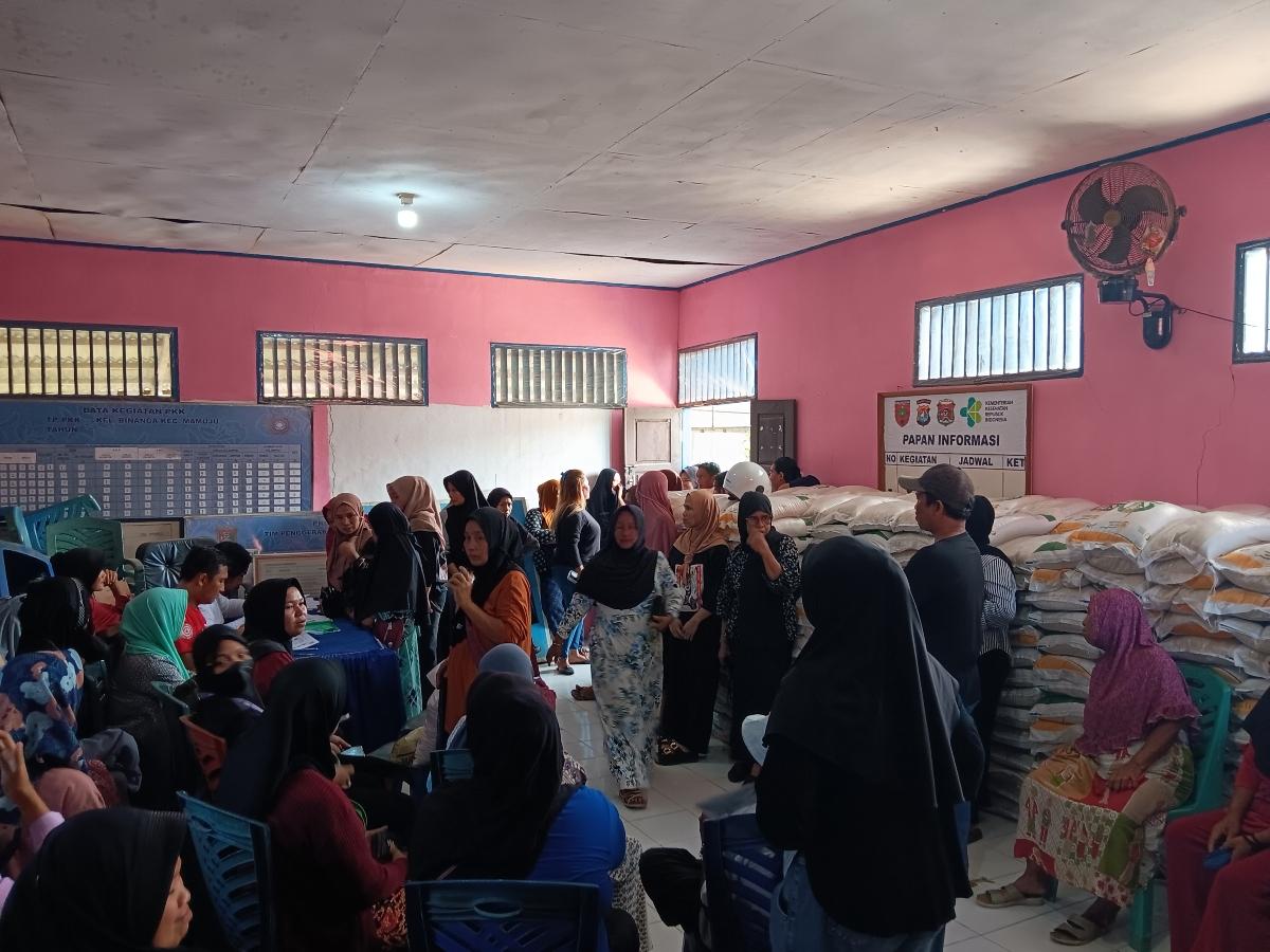 Warga-mengantri-untuk-mendapatkan-bansos-beras-dan-minyak.jpg