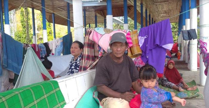 Warga-mengungsi-di-Terminal-Simbuang-Mamuju-Jl-Martadinata-Kelurahan-Sim.jpg