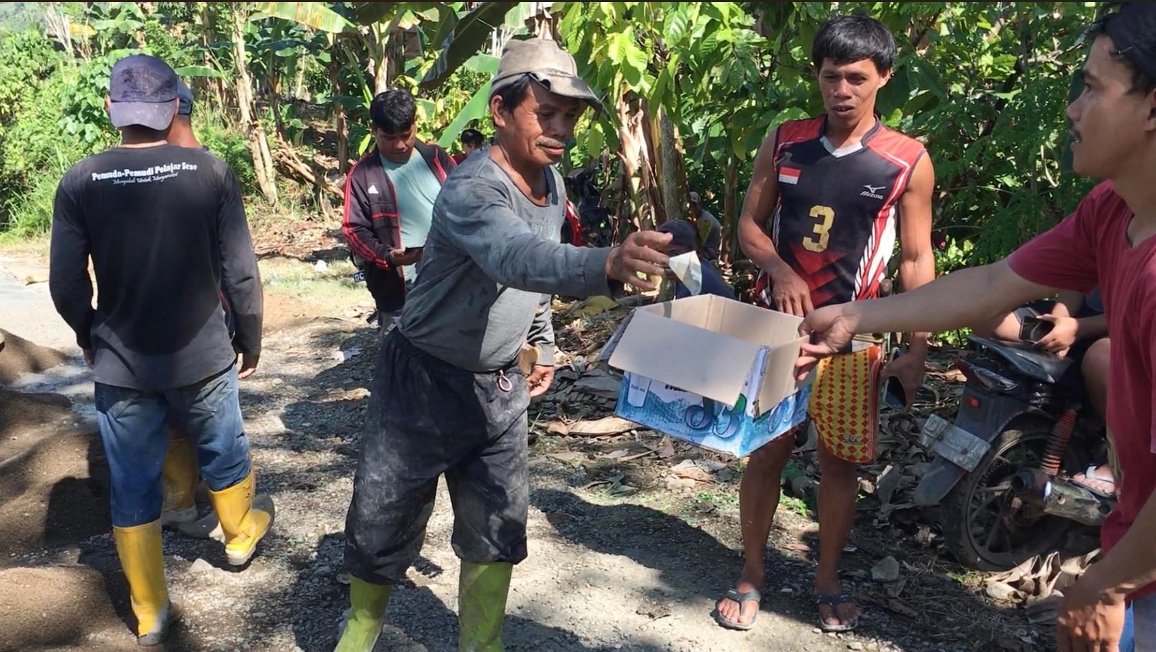 Tak Diperhatikan Pemkab, Warga Pamombong Mamuju Patungan Rp5 Ribu Beli Semen untuk Perbaiki Jalan