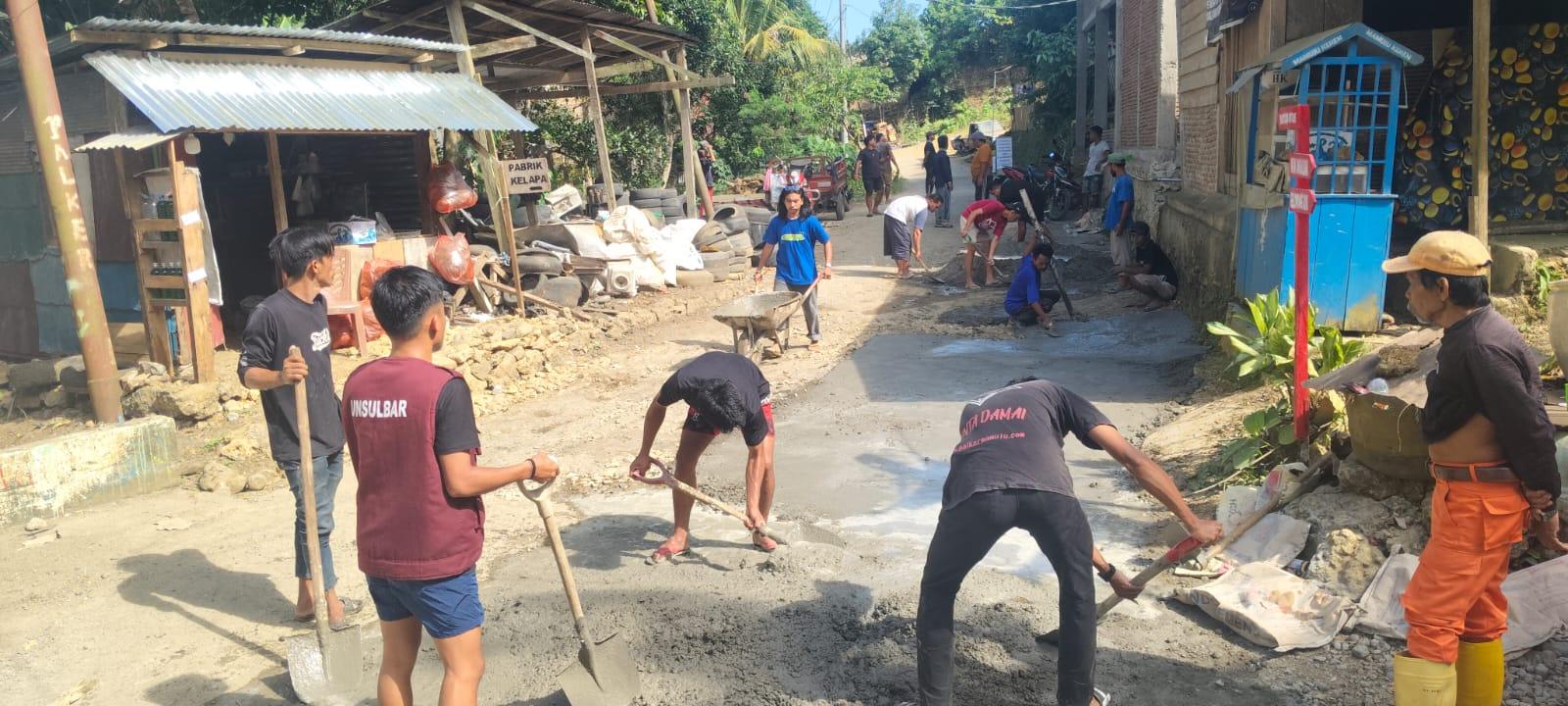 Warga-perbaiki-jalan-rusak-secara-swadaya-di-mamuju.jpg