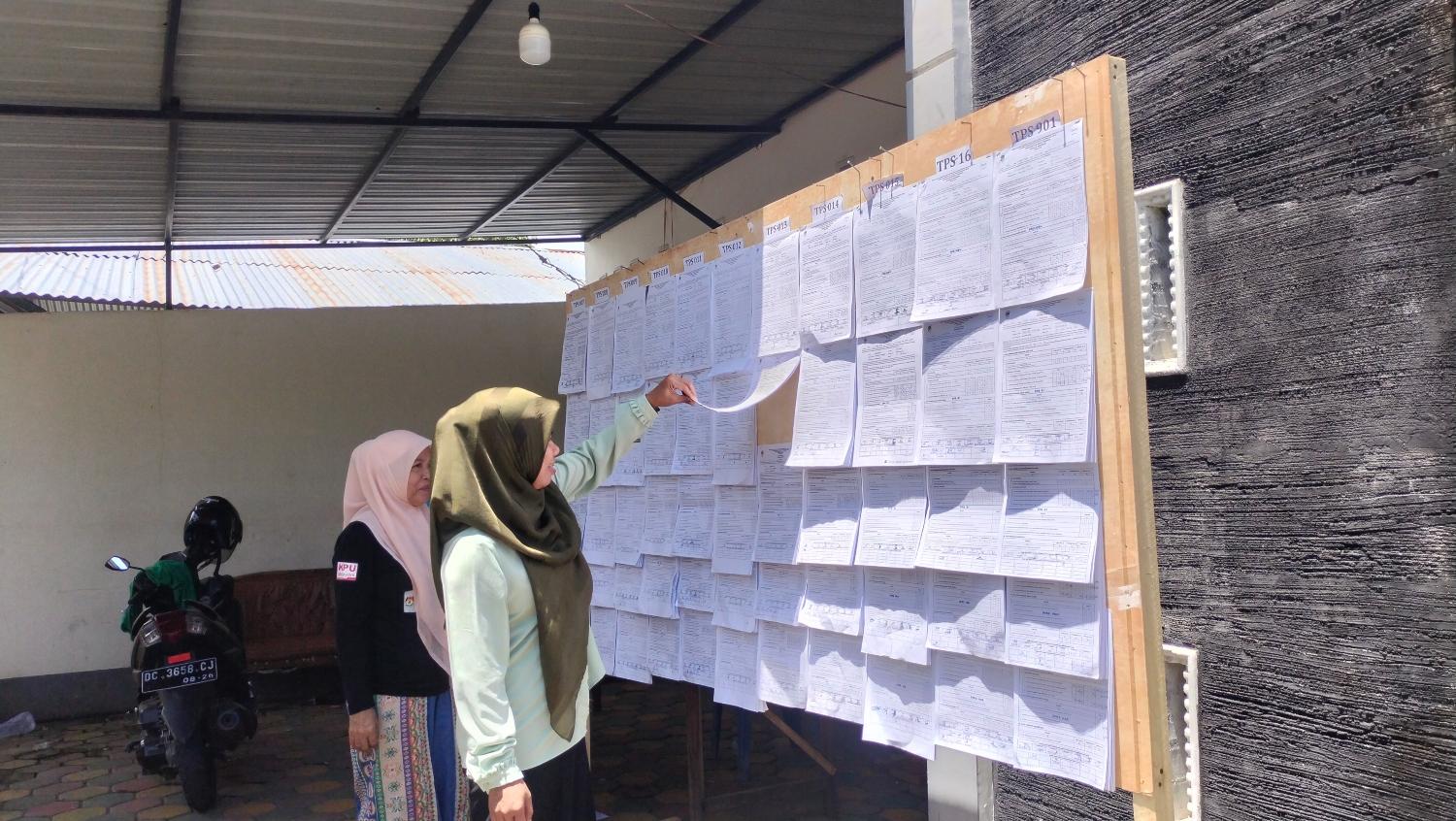 Warga-saat-melihat-c-hasil-perhitungan-suara-di-papan-pengumuman-Kantor-Kelurahan-Pekkkabata.jpg