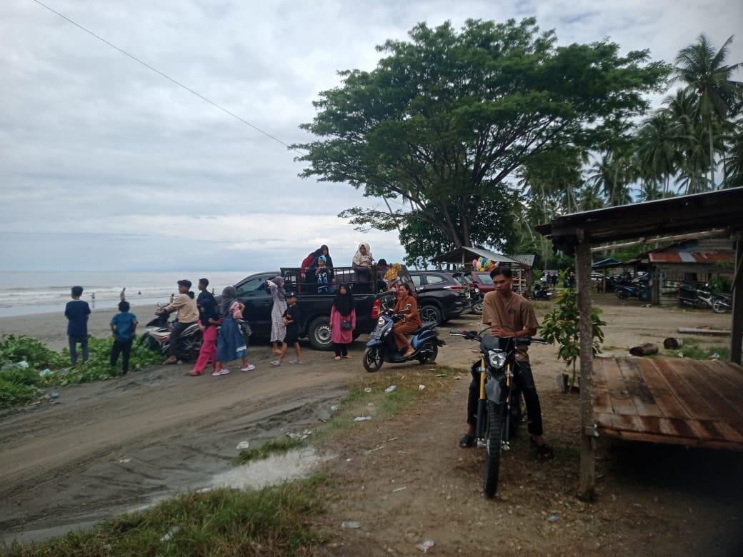 Berkah Idulfitri Pengunjung Ramai Pedagang di Pantai Bahari Polo Mamuju Tengah Raup Cuan Rp500 Ribu