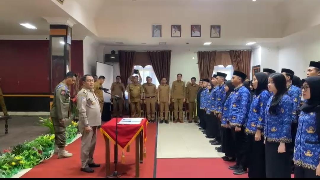 Yaumil-Ambo-Djiwa-memimpin-pengambilan-sumpahjanji-jabatan-37-PNS-Formasi-Tahun-Anggaran-2024.jpg