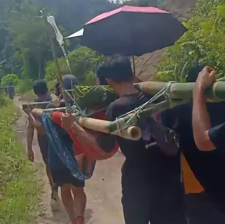 angkapan-layar-seorang-ibu-hamil-ditandu-warga-di-Desa-Pangandara-Mamasa.jpg