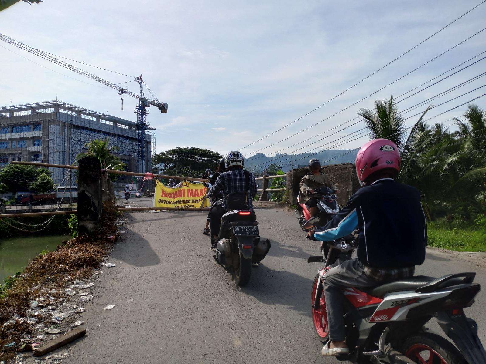 Meski Rusak Parah dan Berpotensi Runtuh, Pengendara Tidak Peduli dan Abaikan Peringatan PUPR