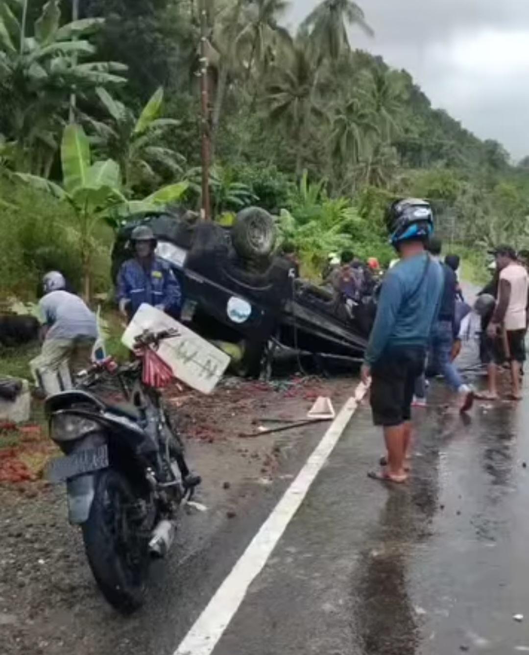 Detik-detik Mobil Pick Up Pemuat Rambutan Terbalik di Jl Poros Kalukku-Mamuju, Sempat Live Streaming