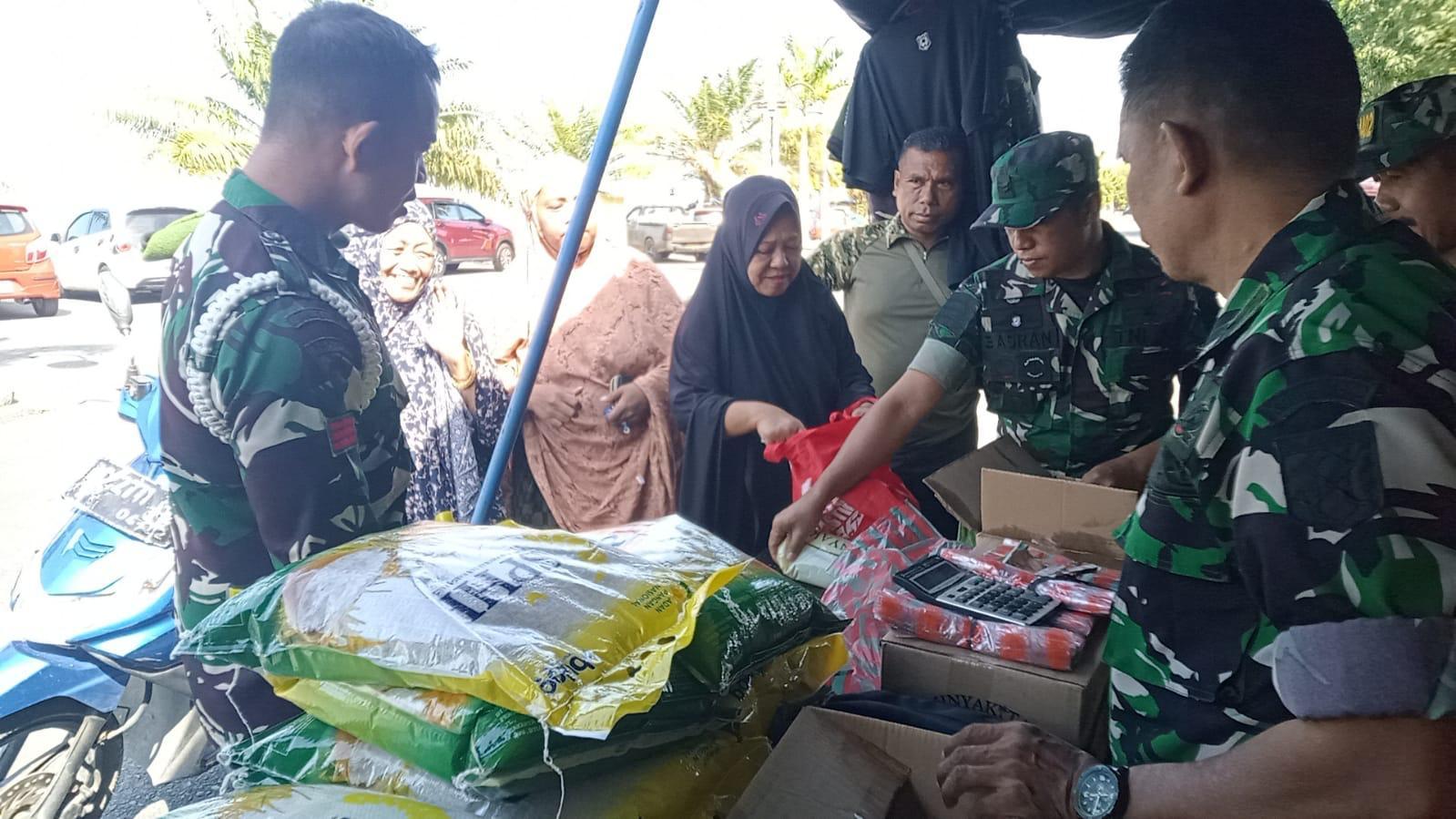 Ibu-ibu di Polman Berburu Sembako Murah dan Ikut Pemeriksaan Gratis di Kegiatan Tentara