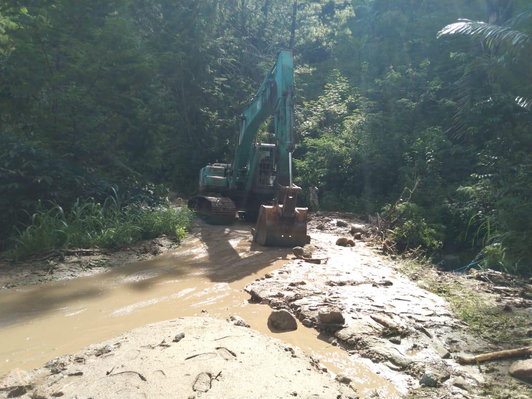 excavator-di-lokasi-tanah-longsor.jpg
