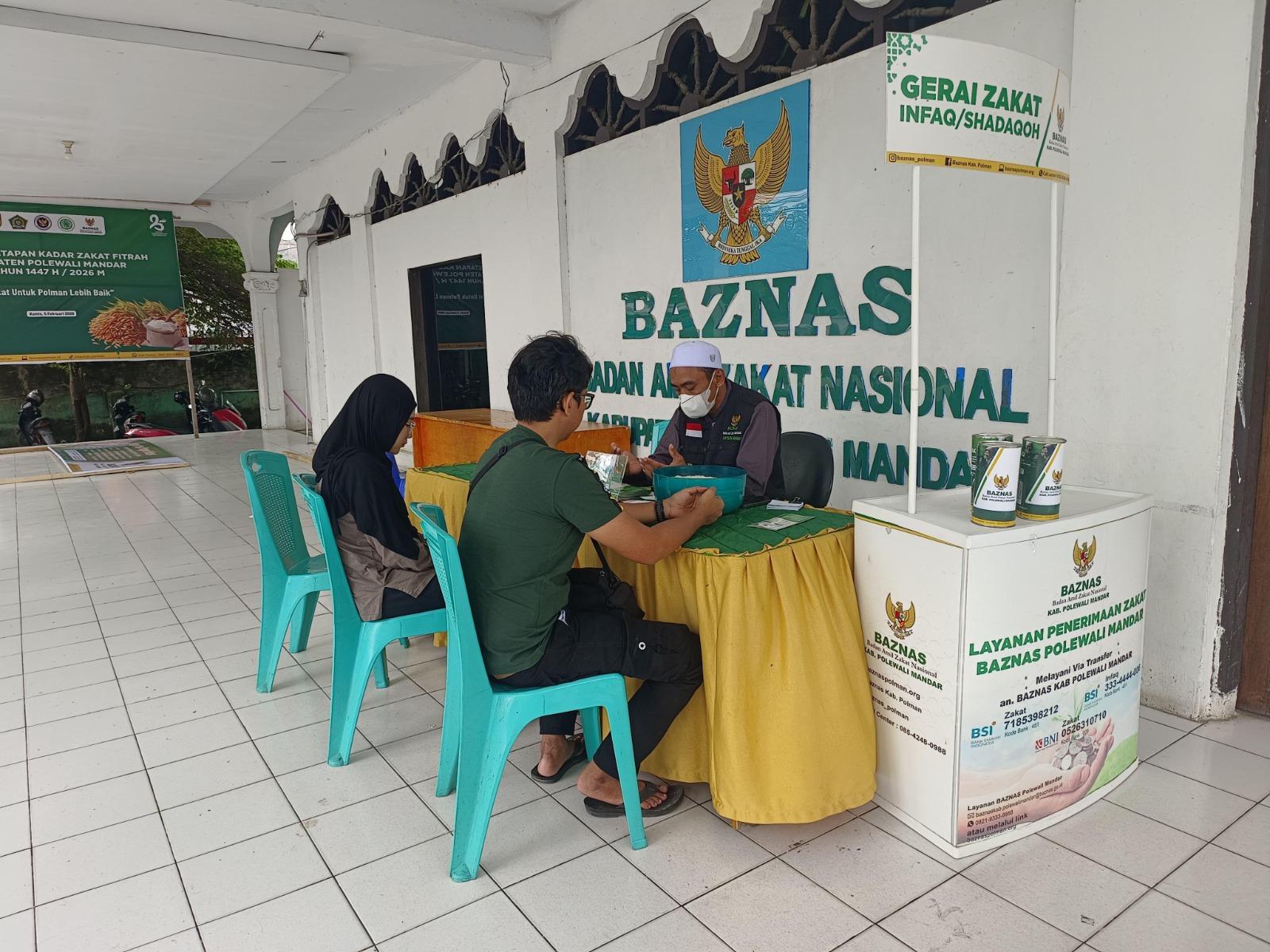 Warga Mulai Bayar Zakat di Kantor Baznas Polman, Konsumsi Beras Medium, Rp40 Ribu Per Jiwa