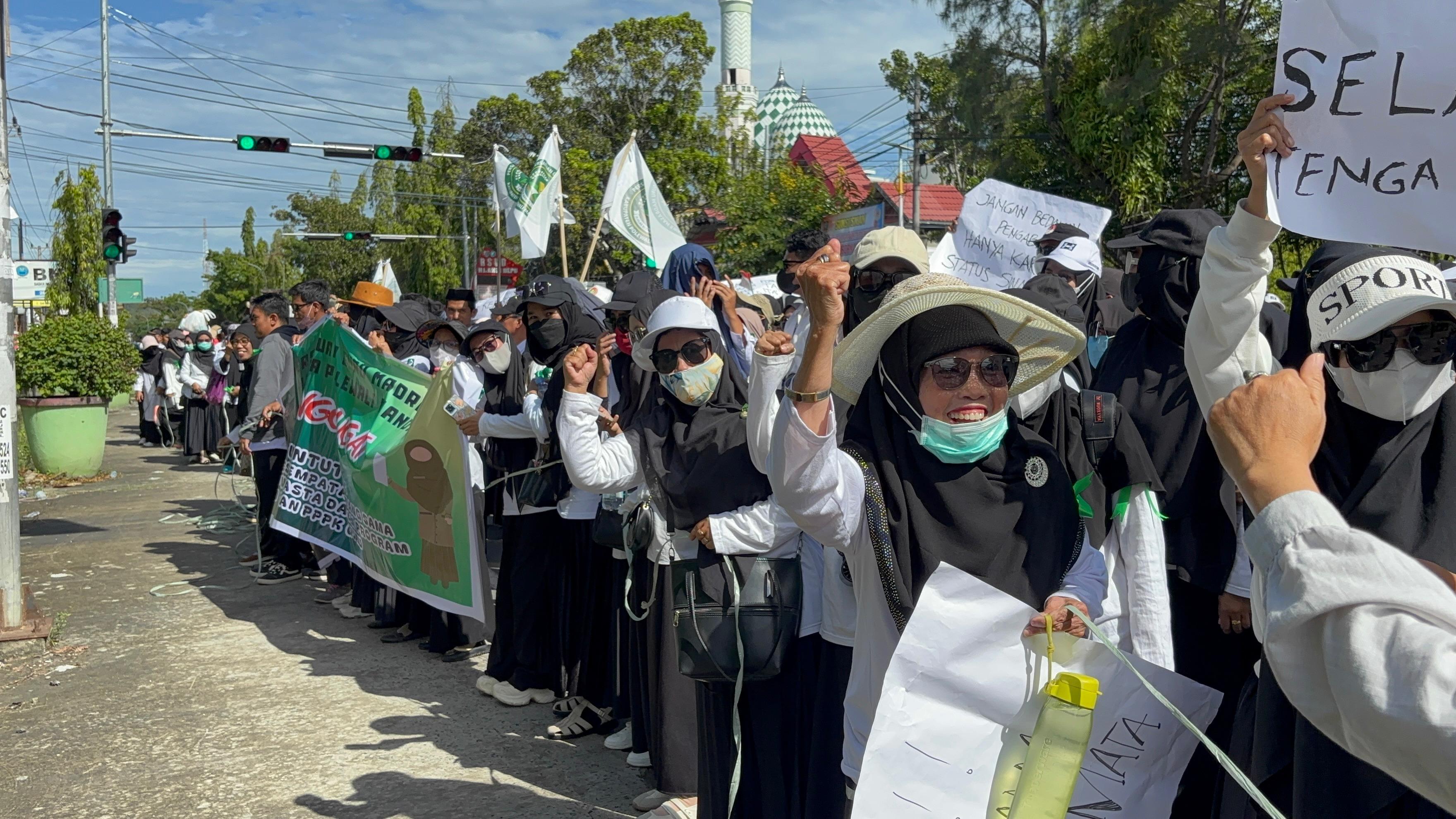 Cerita Guru Madrasah Swasta di Polman, Mengabdi 20 Tahun Hanya Dapat Gaji Rp200 Ribu