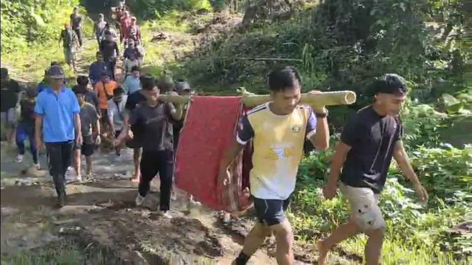 ibu-hamil-ditandu-di-Polman-namun-bayinya-meninggal.jpg