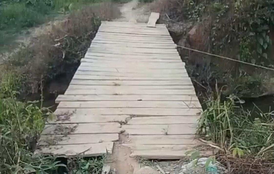 jembatan-rusak-di-batuparigi.jpg