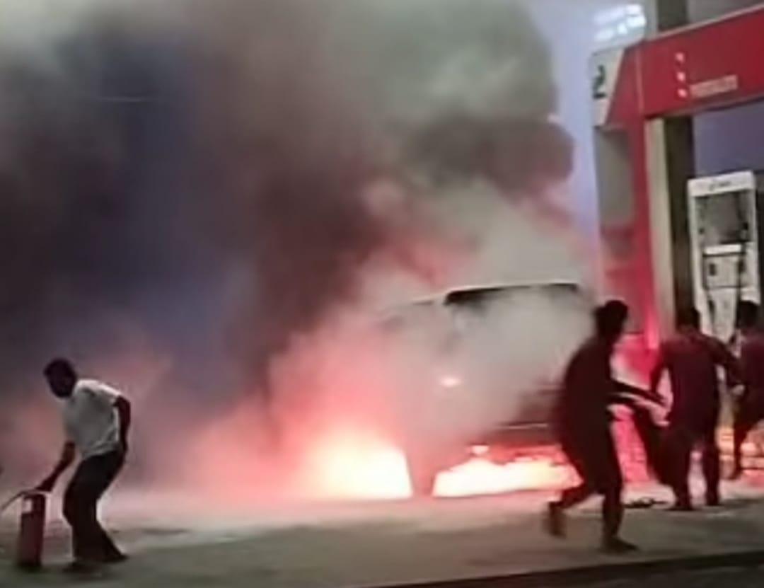 Minibus Terbakar di SPBU Sarjo Usai Isi BBM, Api Tak Padam Warga Dorong Mobil ke Pinggir Jalan