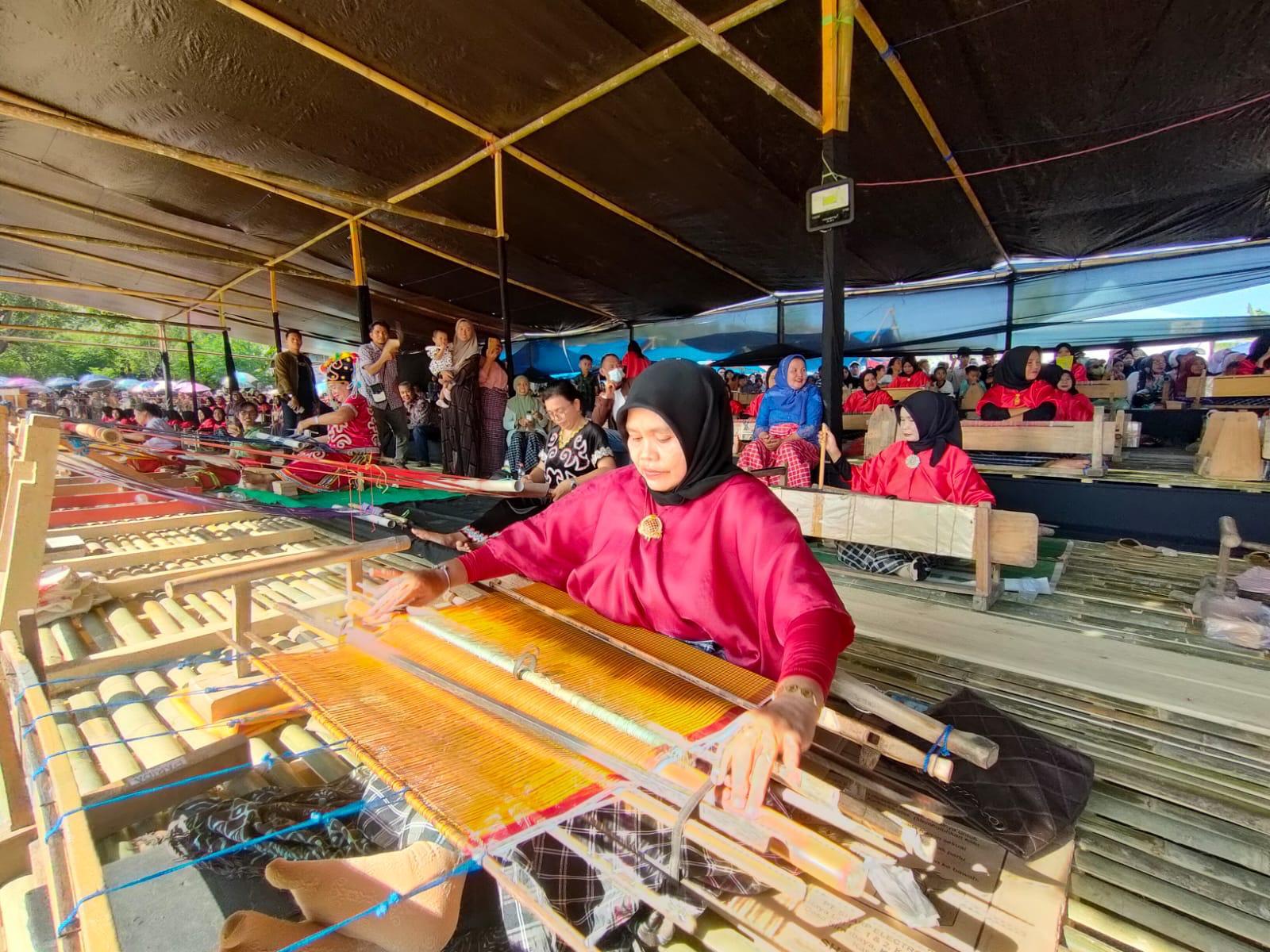 100 Emak-emak Penenun Tampil Serentak Meriahkan Acara Banua Kayyeang di Polman
