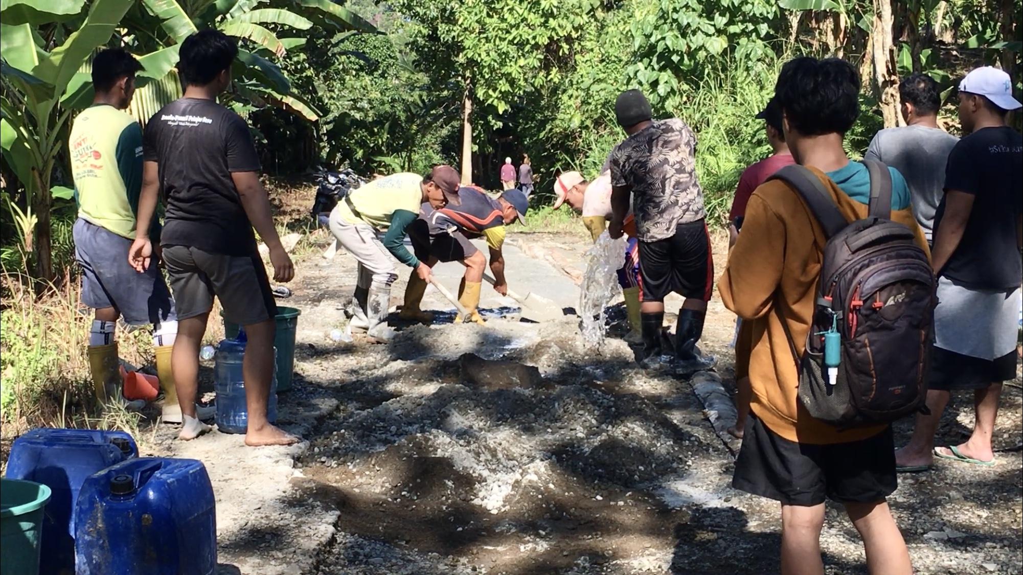 Warga Pamombong Mamuju Terpaksa Perbaiki Jalan Rusak Swadaya, Kepling: Pemkab Kita Banyak Pikiran
