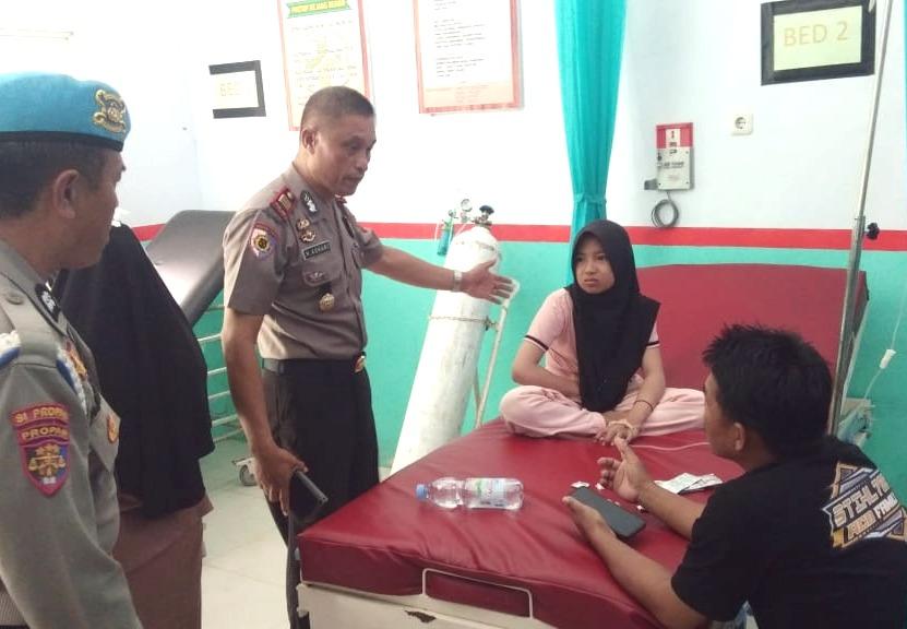 polisi-jenguk-korban-keracunan-mbg.jpg