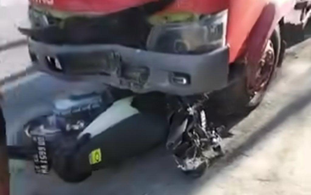 BREAKING NEWS : 2 Pemuda Dilarikan ke Rumah Sakit Usai Ditabrak Truck di Polman, Korban Luka Serius