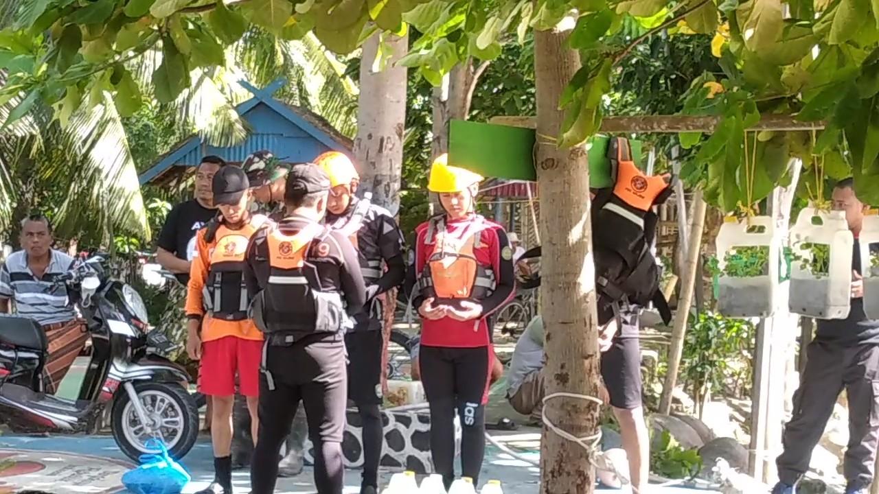 tim-SAR-melakukan-persiapan-pencarian-korban-hanyut-terseret-arus-sungai-di-Sungai-Mandar.jpg