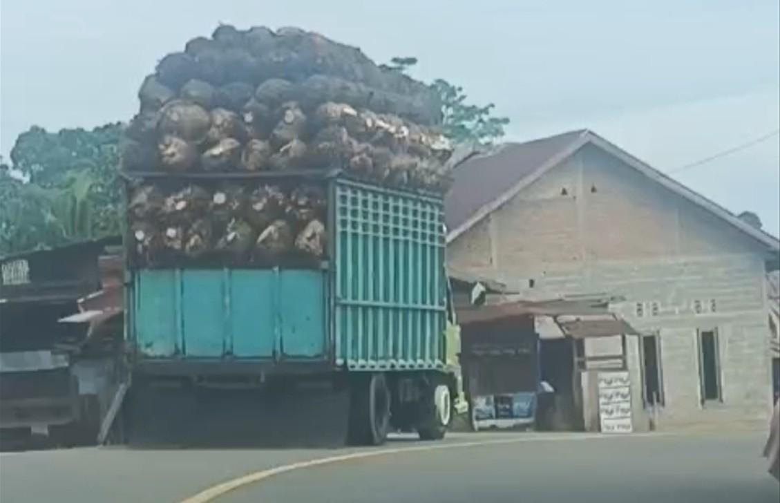 Warga Mateng Minta Dishub dan Polisi Tegasi Truk Overload Ancam Keselamatan Pengendara Lain!