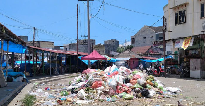 tumpukan-sampah-di-kawasan-Pasar-Ikan-Wonomulyo.jpg