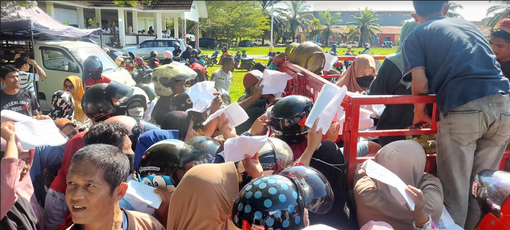 BREAKING NEWS: Gas 3 Kg Langka Warga Mamuju Desak-desakan di Pasar Murah Sejak Jam 6 Pagi