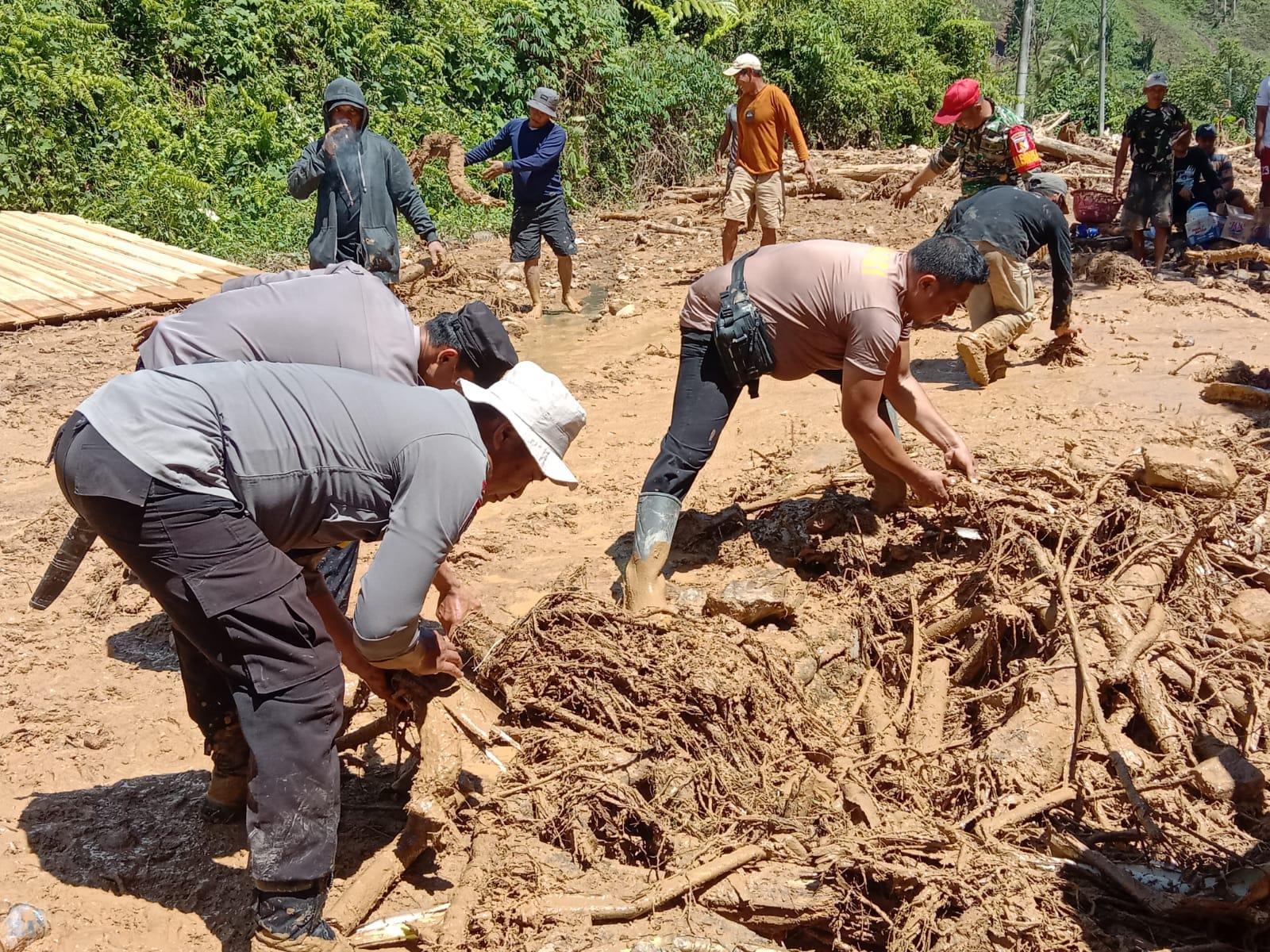 warga-dan-petugas-gotong-royong-bersihkan-longsor.jpg