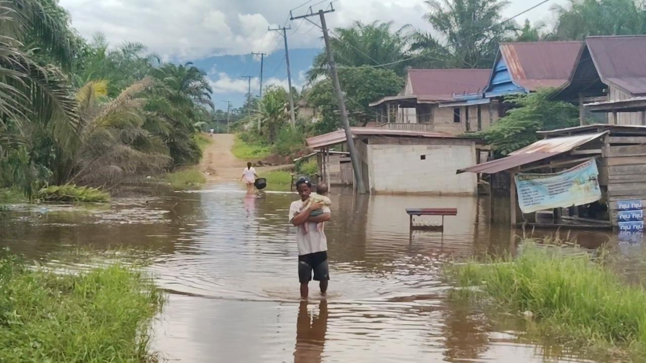 warga-gendng-anak-berjalan-kaki-di-atas-banjir.jpg